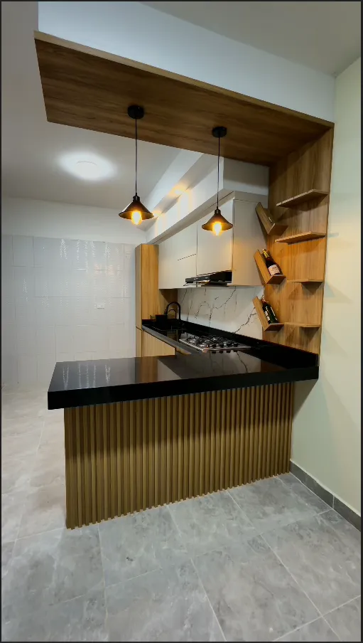 Cocina integral moderna con isla, mesón en piedra, carpintería en madera y piso en mármol — remodelación de JMP Diseños y Acabados